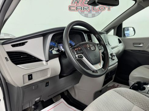 Used 2019 Toyota Sienna LE AWD/4WD image 10