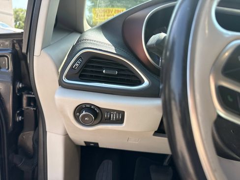 Used 2019 Chrysler Pacifica Limited FWD image 24