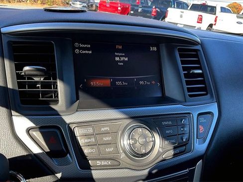 Used 2018 Nissan Pathfinder SL image 17