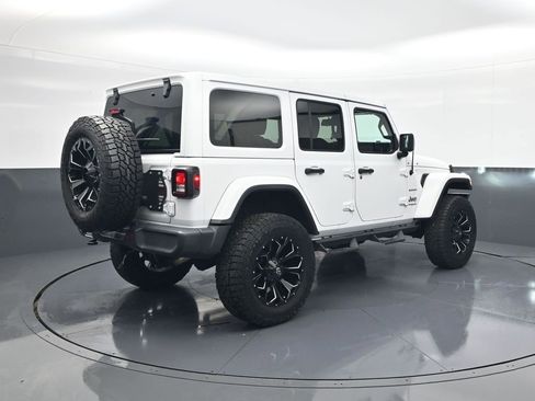 Used 2018 Jeep Wrangler Unlimited Sahara AWD/4WD image 7