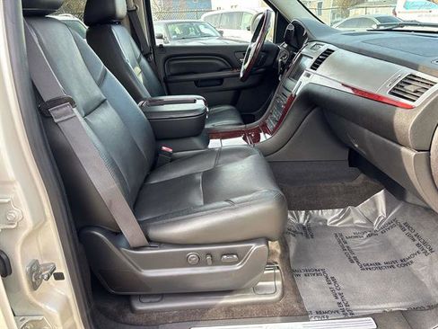 Used 2014 Cadillac Escalade Premium image 16