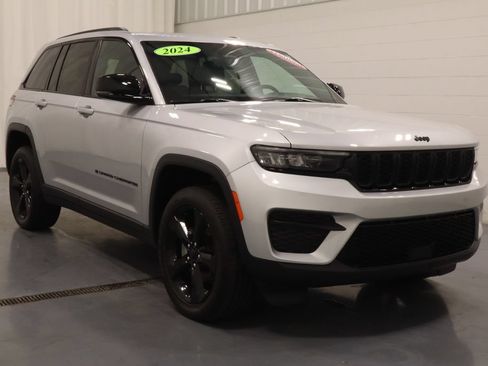 Certified 2024 Jeep Grand Cherokee Altitude AWD/4WD image 2