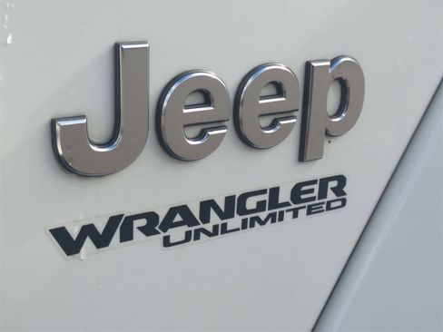 Used 2020 Jeep Wrangler Unlimited Sahara image 14