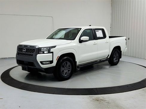 Used 2025 Nissan Frontier SV w/ SV Convenience Package image 3