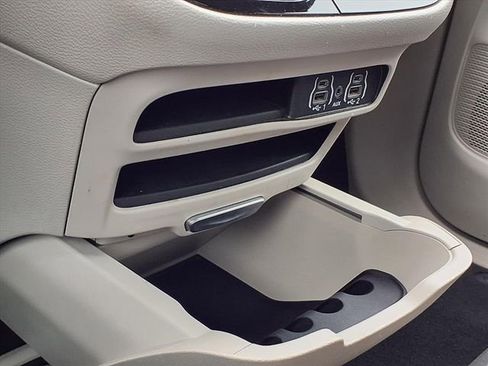 Used 2024 Chrysler Pacifica Touring-L image 15