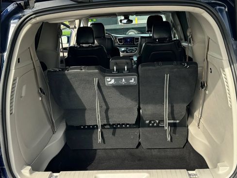 Used 2017 Chrysler Pacifica Touring-L FWD image 22