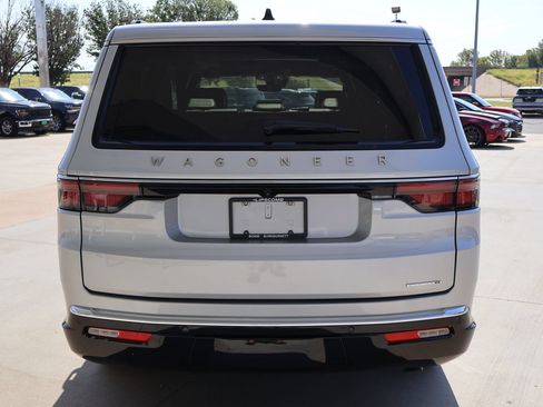 Used 2024 Jeep Wagoneer L Series III w/ Premium Group I AWD/4WD image 7