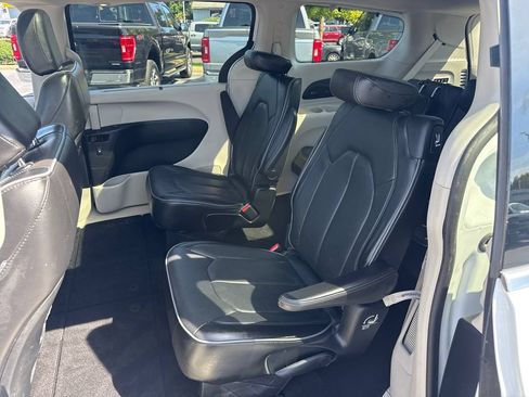 Used 2018 Chrysler Pacifica Limited FWD image 25