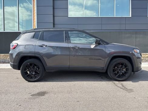Used 2022 Jeep Compass Latitude w/ Convenience Group AWD/4WD image 2