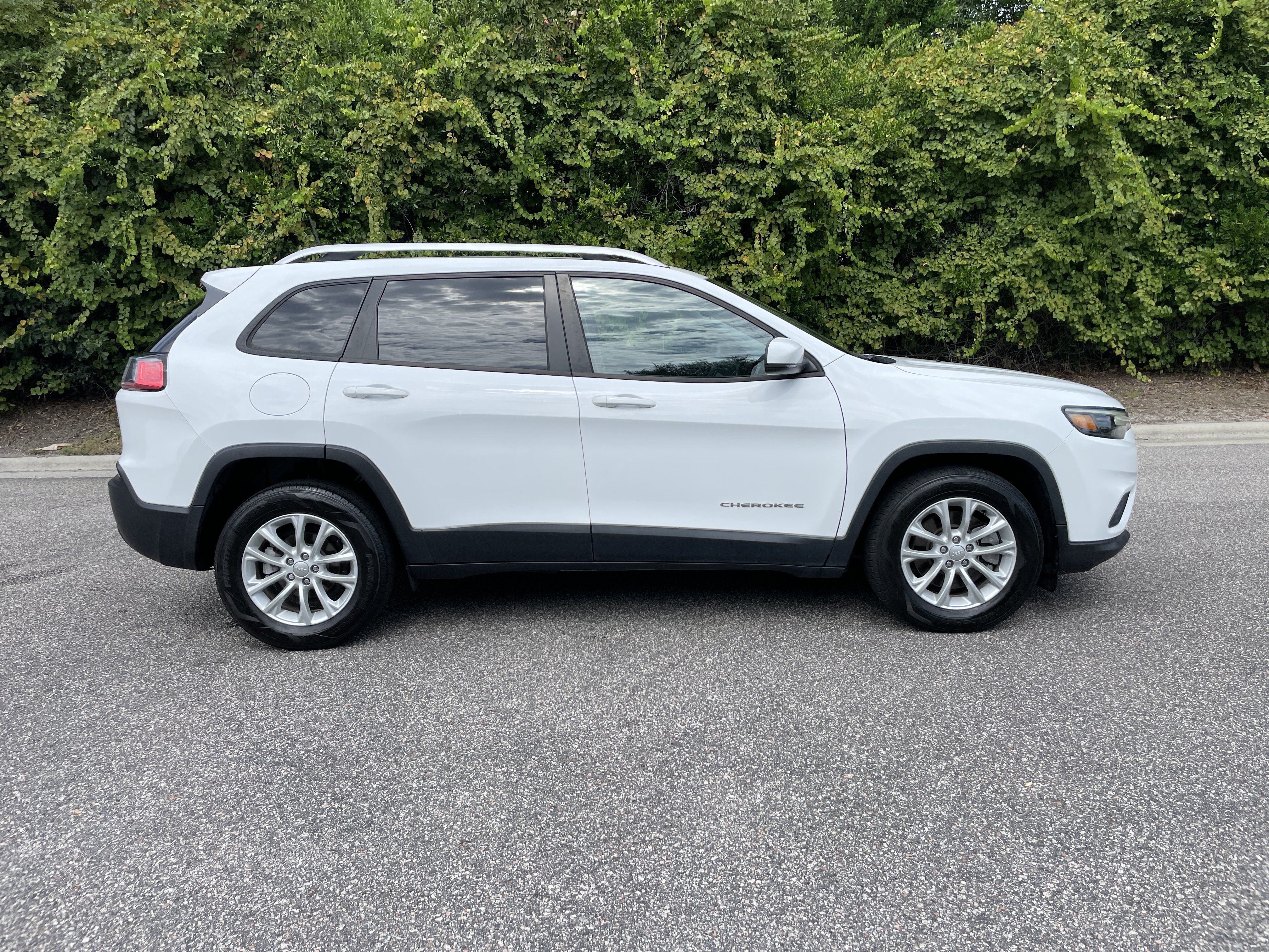Used 2021 Jeep Cherokee Latitude FWD image 10