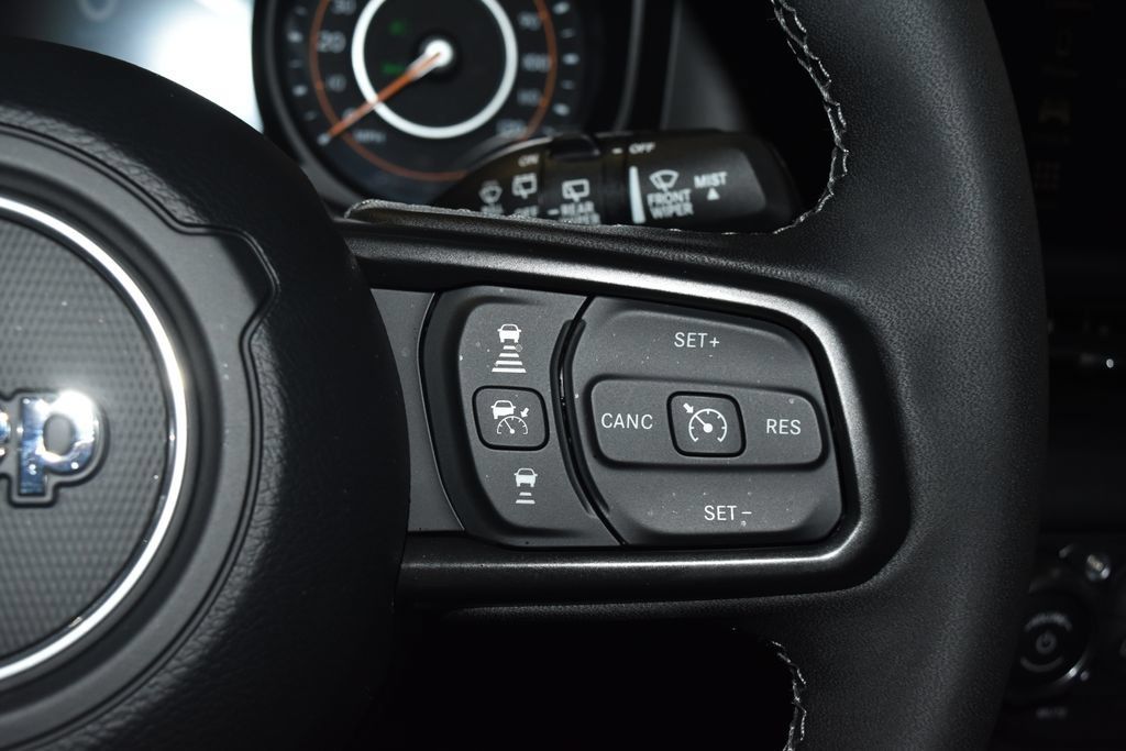 Used 2025 Jeep Wrangler Unlimited Rubicon w/ Convenience Group AWD/4WD image 9
