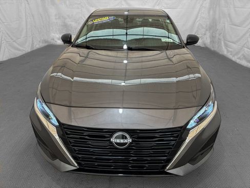 Used 2025 Nissan Altima 2.5 SV FWD image 2