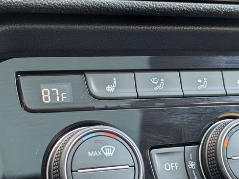 Used 2024 Volkswagen Taos SE image 33