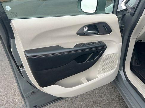 Used 2022 Chrysler Pacifica Touring-L image 17