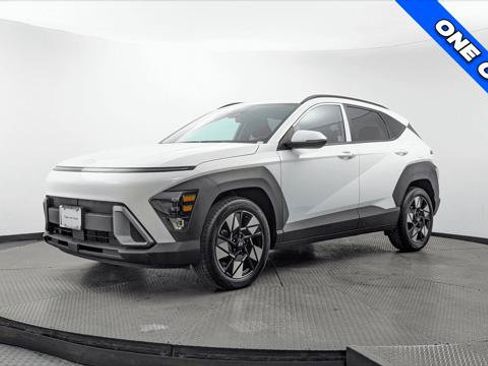 Used 2025 Hyundai Kona SEL FWD image 2
