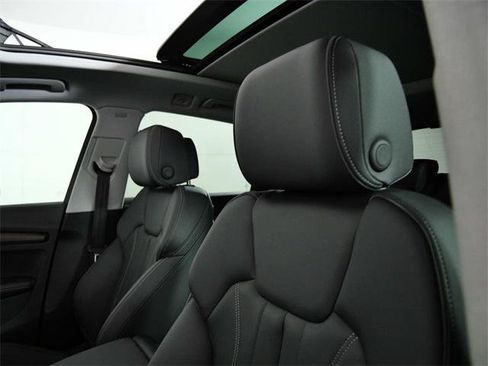 Used 2024 Audi Q5 e Premium Plus w/ Premium Plus Package image 17