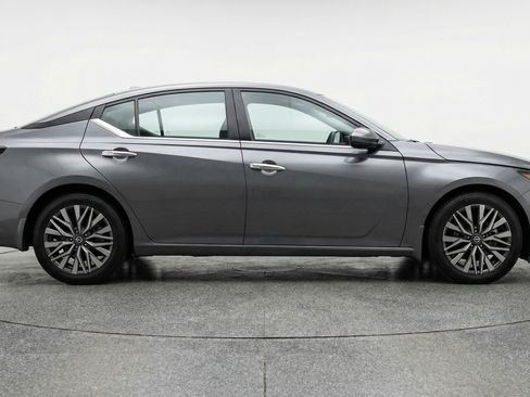 Used 2025 Nissan Altima 2.5 SV image 11