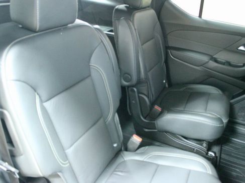 Used 2022 Chevrolet Traverse LT image 9