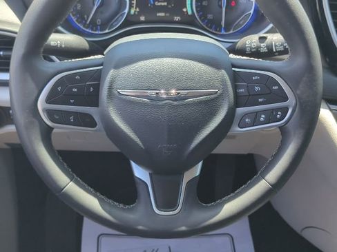 Used 2024 Chrysler Pacifica Touring-L FWD image 8