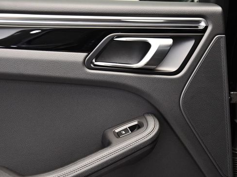 Used 2025 Porsche Macan image 42