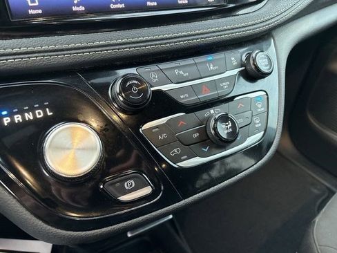Used 2024 Chrysler Pacifica Touring image 25