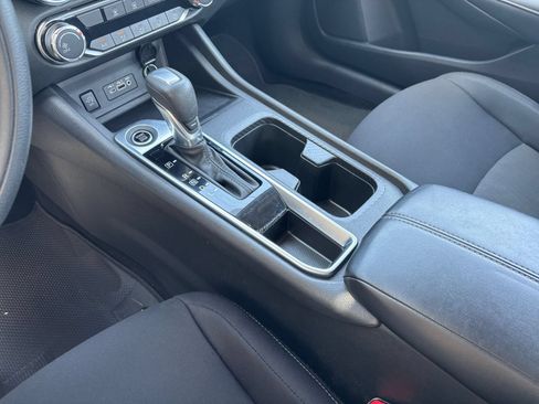 Used 2025 Nissan Sentra SV FWD image 39