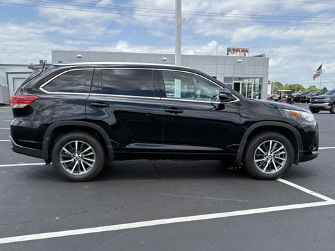 Used 2018 Toyota Highlander XLE AWD/4WD image 4