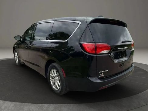 Used 2025 Chrysler Voyager LX FWD image 5