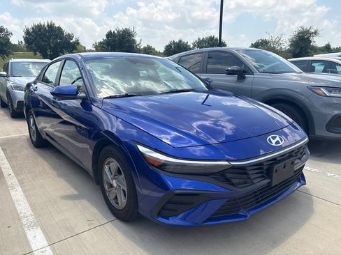 Certified 2025 Hyundai Elantra SE FWD image 3