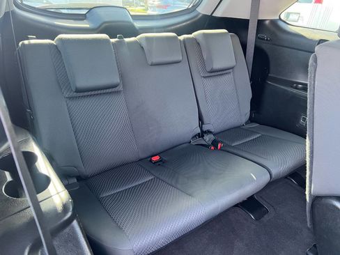 Used 2019 Toyota Highlander LE w/ Carpet Mat Package (TMS) FWD image 12