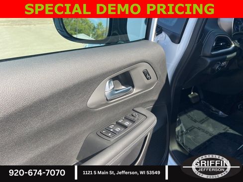 New 2026 Chrysler Pacifica Select image 25