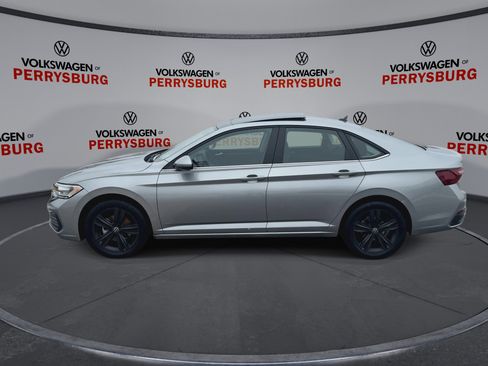 Used 2022 Volkswagen Jetta SE w/ Panoramic Sunroof Package image 5