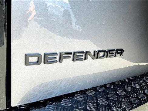 Used 2024 Land Rover Defender 110 X-Dynamic SE image 10