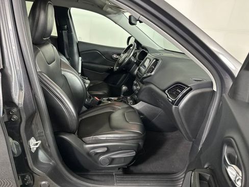 Used 2020 Jeep Cherokee Latitude Plus image 28