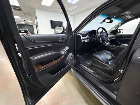 Used 2018 Chevrolet Tahoe LT w/ Luxury Package RWD image 13