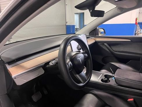 Used 2023 Tesla Model Y 2WD image 22