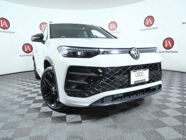 Used 2025 Volkswagen Tiguan SE R-Line AWD/4WD image 2
