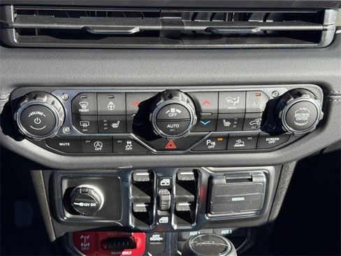 New 2025 Jeep Gladiator Mojave image 25