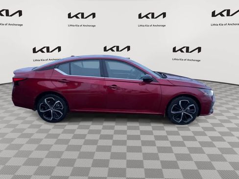 Used 2023 Nissan Altima 2.5 SR w/ SR Premium Package image 9