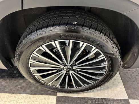 Used 2025 Volkswagen Taos SE FWD image 15