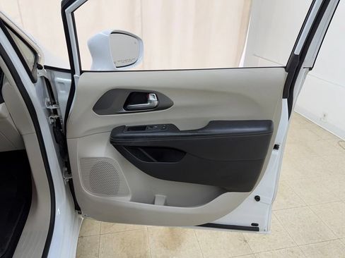 Used 2022 Chrysler Pacifica Touring-L FWD image 10
