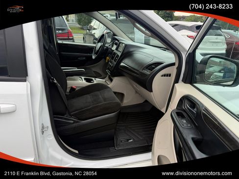 Used 2016 Dodge Grand Caravan SXT FWD image 19