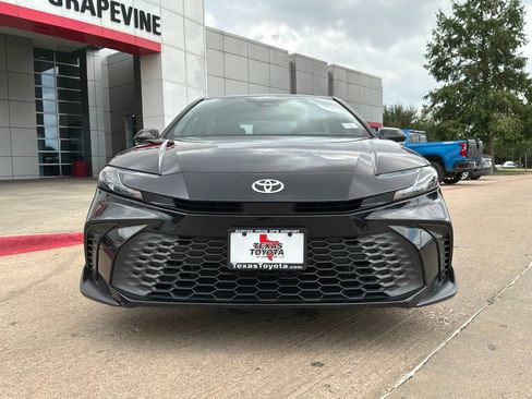 Used 2025 Toyota Camry SE FWD image 3