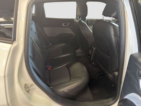 Used 2024 Jeep Compass Latitude AWD/4WD image 19