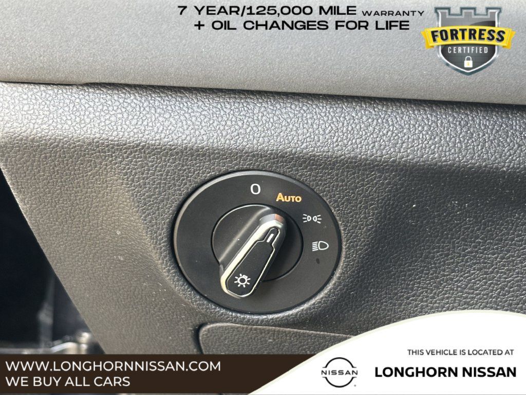 Used 2025 Volkswagen Jetta SE FWD image 19