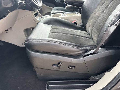 Used 2019 Dodge Grand Caravan SXT FWD image 18