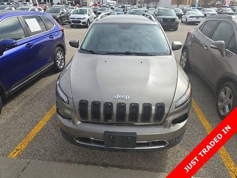 Used 2017 Jeep Cherokee Limited FWD image 2