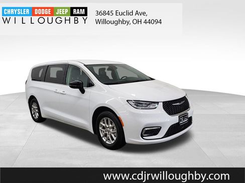 Used 2024 Chrysler Pacifica Touring-L FWD image 3