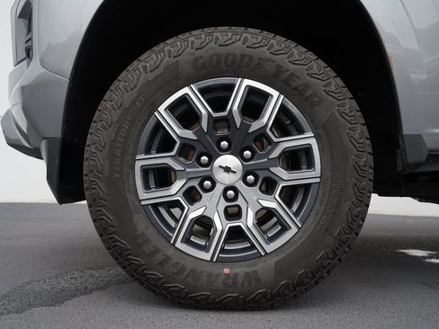 Used 2024 Chevrolet Colorado Z71 w/ Z71 Convenience Package 2 AWD/4WD image 32