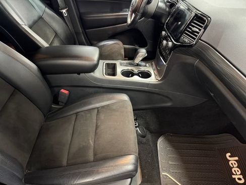 Used 2019 Jeep Grand Cherokee Altitude AWD/4WD image 4